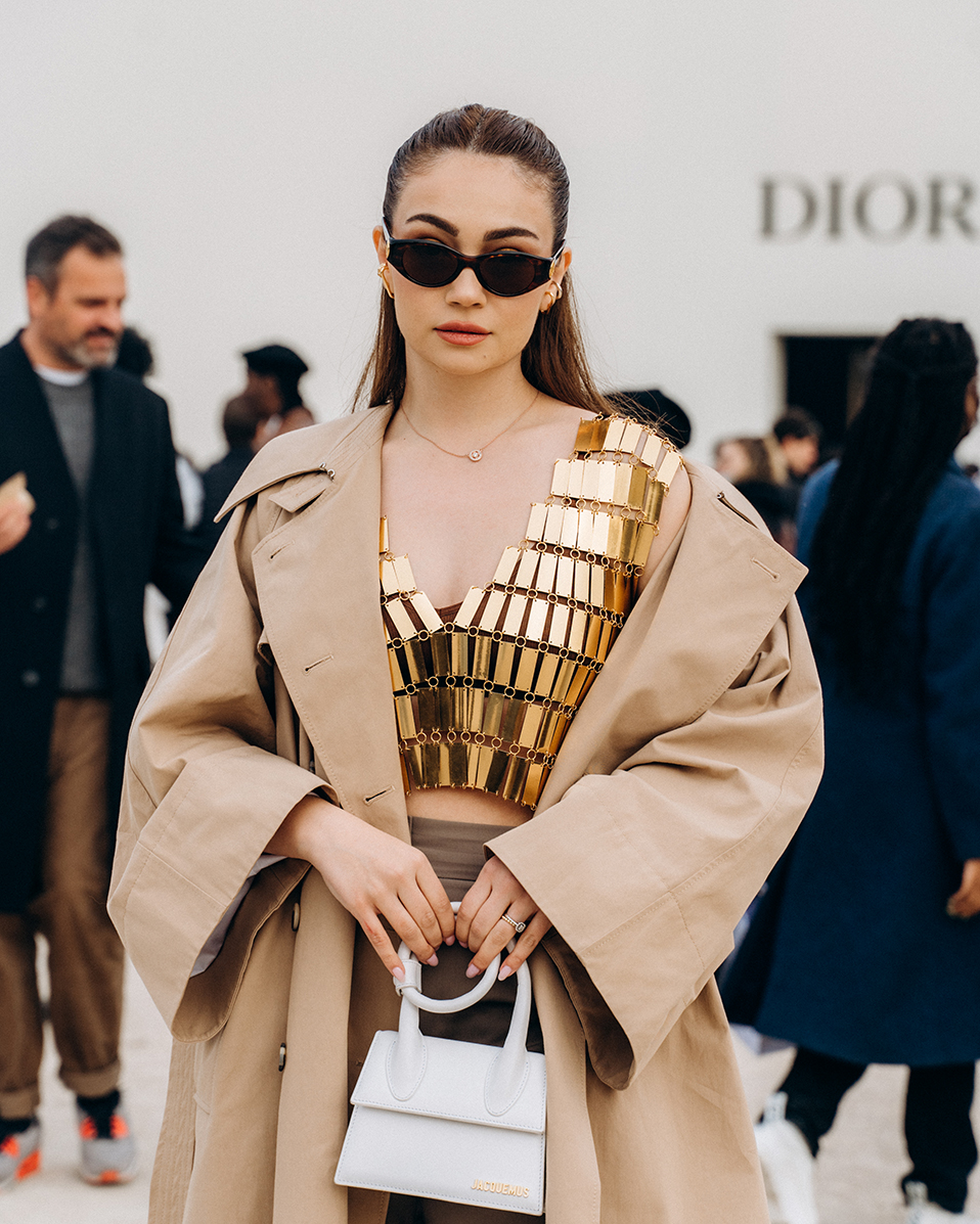 Espace événementiel Dior avec un fond de marque illuminé
